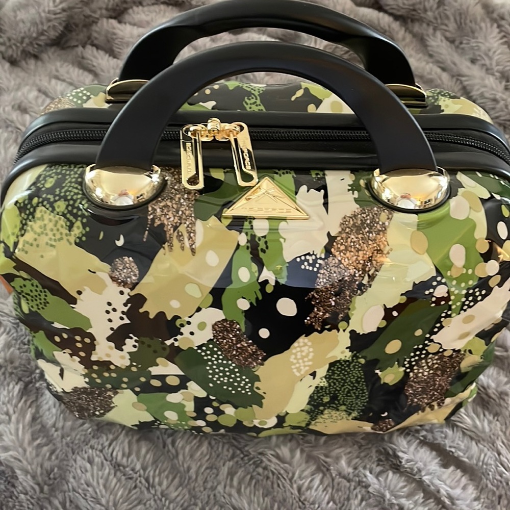 Triforce Beauty Case BNIP Green Abstract Camo/ Gold Hardware.